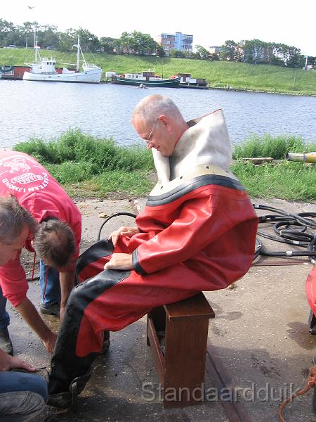 IMG_2174.JPG - Je werd geholpen met het aantrekken van het pak.